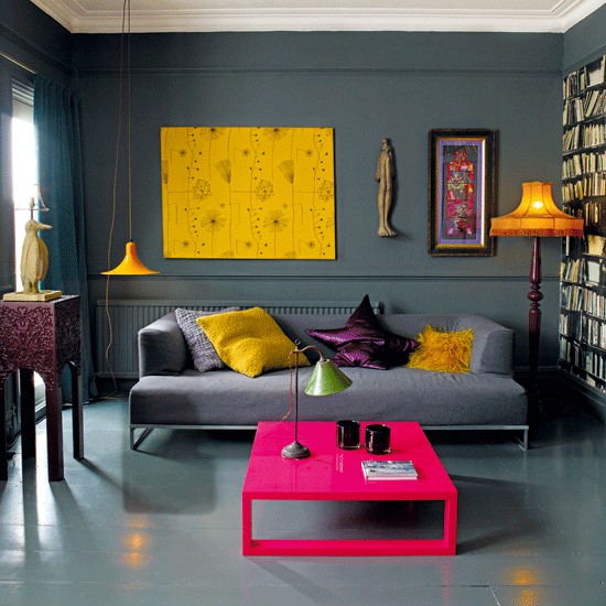 armonía triádica gris, amarillo y fucsia