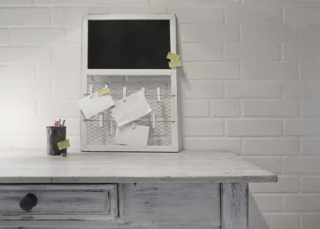 mueble desgastado pintura de base oscura