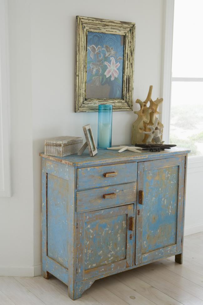 mueble desgastado pintura superior color azul pastel